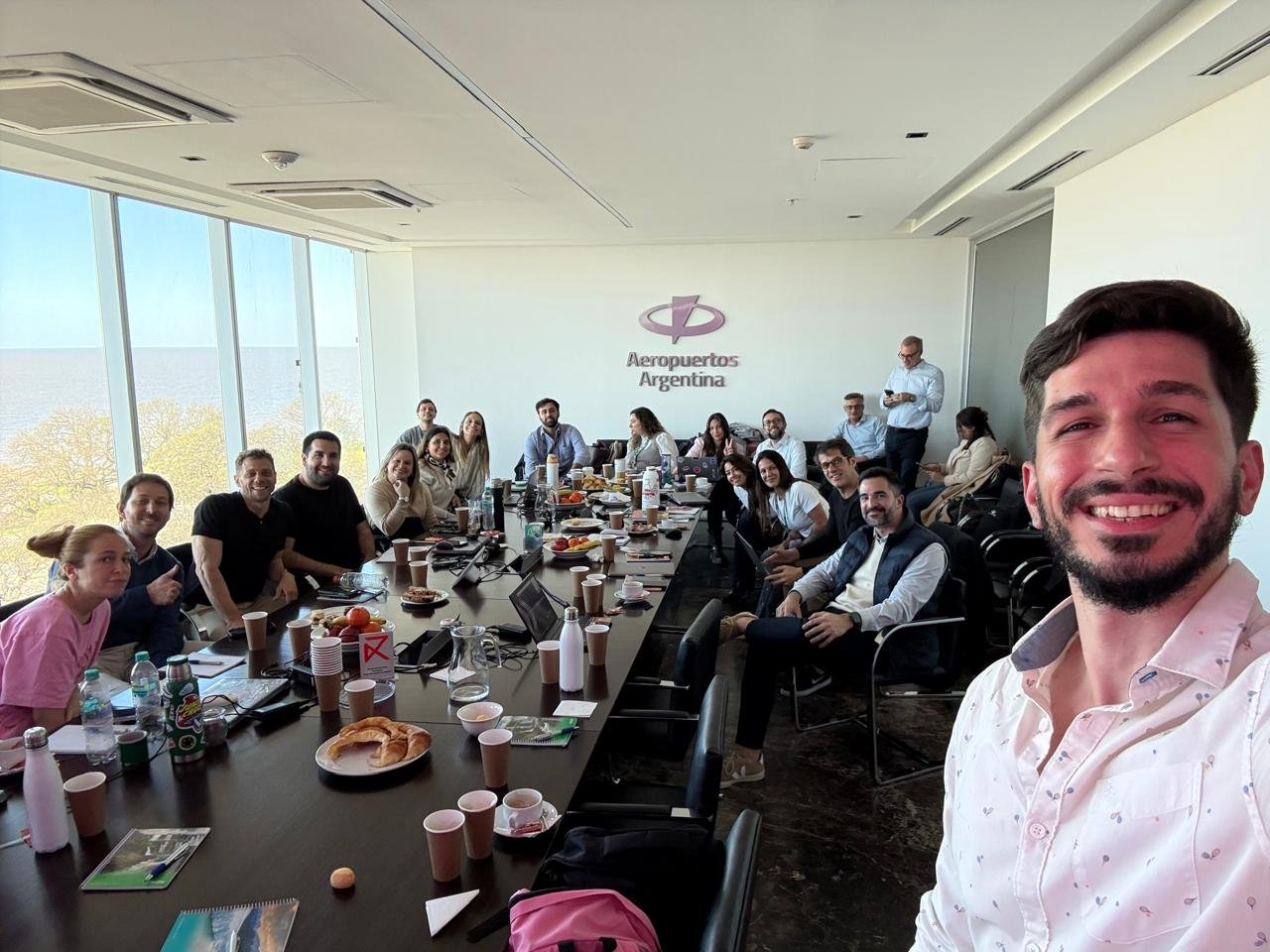 Charly Maddalena junto al equipo comercial de Aeropuertos Argentina tras una capacitacion de ventas