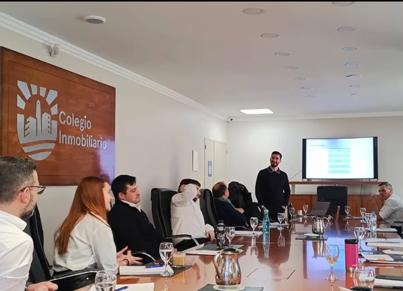 Charly Maddalena dando una charla de ventas en el Colegio Inmobiliario
