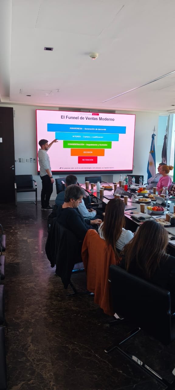 Charly Maddalena dando una charla sobre el funnel de ventas moderno frente a un equipo comercial