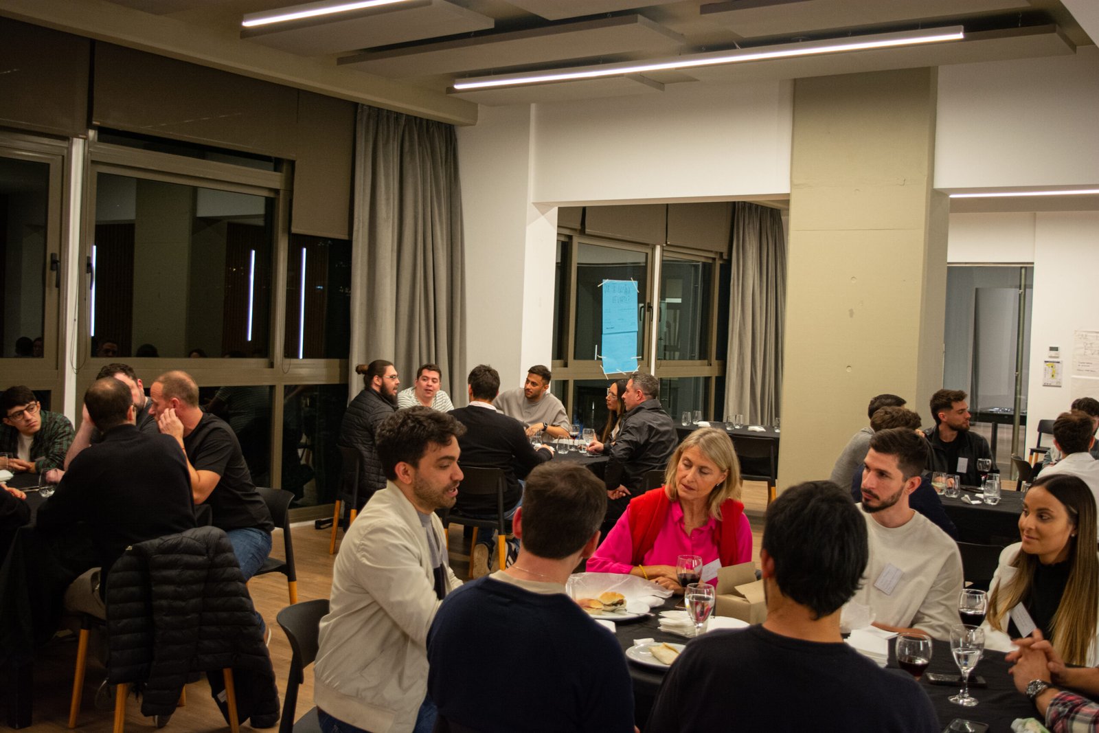 Grupo de fundadores y equipos comerciales en un encuentro de Focomercial